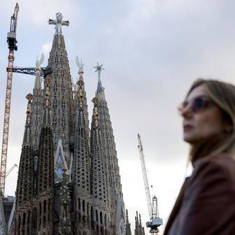 Pohled na baziliku Sagrada Familia s věží Ježíše Krista přes den.