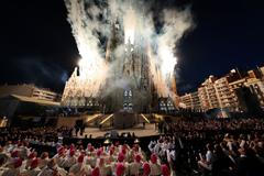Ke chrámu Sagrada Familia dorazily tisíce lidí.