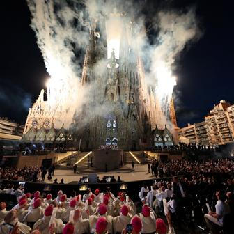 Ke chrámu Sagrada Familia dorazily tisíce lidí.