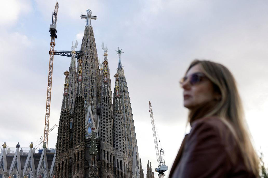 Pohled na baziliku Sagrada Familia s věží Ježíše Krista přes den.
