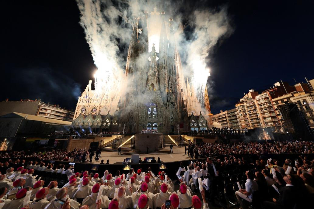 Ke chrámu Sagrada Familia dorazily tisíce lidí.