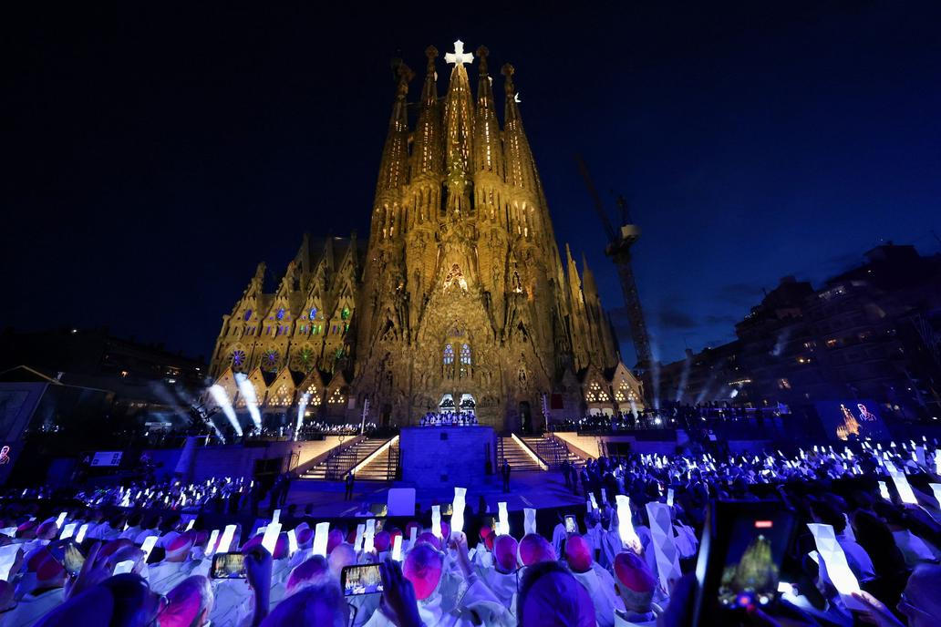 Papež přiletěl na návštěvu Španělska v sobotu a do Barcelony se z Madridu přesunul v úterý.