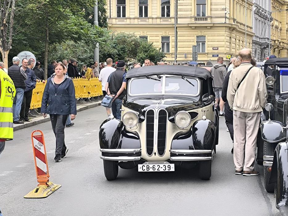 1000 mil československých