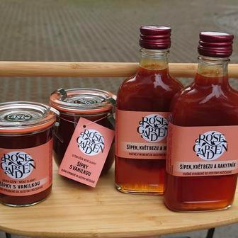 Šípkové produkty jsou extrémně pracné – a extrémně úspěšné. Díky nim se Jozefína Růžičková stala absolutní vítězkou soutěže „Chutná hezky. Jihočesky“.