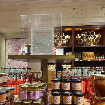 Do své sezónní nabídky marmelády Rose Garden zařadil i ikonický londýnský e-shop Fortnum & Mason, kde nakupuje i britská královská rodina.