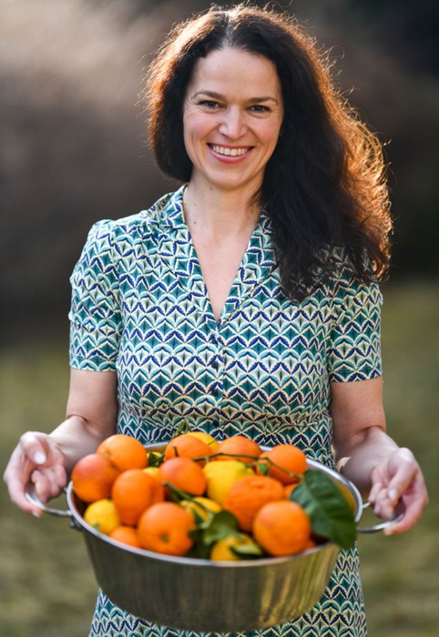Namísto sevillských pomerančů, jejichž nedobrá chuť kdysi dávno stála za vznikem britských citrusových marmelád, Jozefína preferuje krvavé pomeranče a mandarinky. „Skvělý je i cedrát, ale špatně se shání v bio kvalitě,“ dodává.