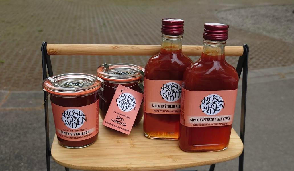 Šípkové produkty jsou extrémně pracné – a extrémně úspěšné. Díky nim se Jozefína Růžičková stala absolutní vítězkou soutěže „Chutná hezky. Jihočesky“.