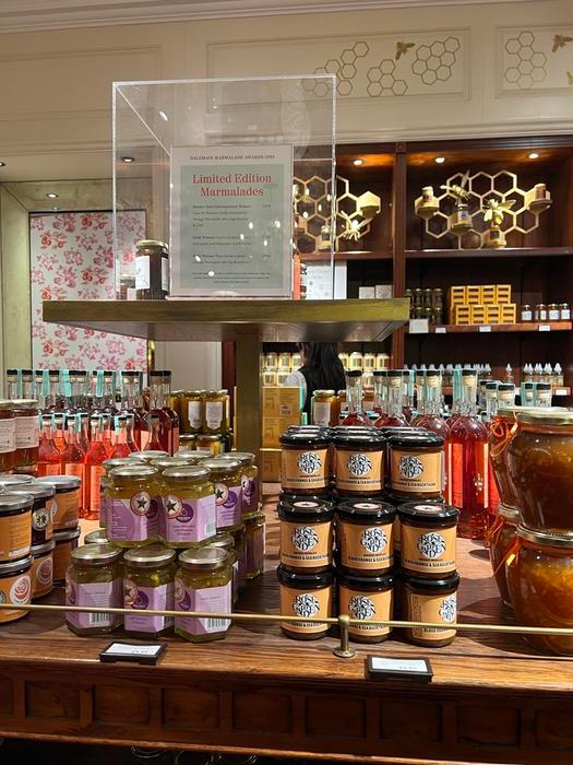 Do své sezónní nabídky marmelády Rose Garden zařadil i ikonický londýnský e-shop Fortnum & Mason, kde nakupuje i britská královská rodina.