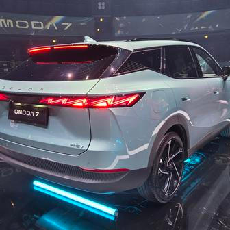 Velikostí je někde mezi Škodami Karoq a Kodiaq, blízko mu je rozměrově třeba Dacia Bigster. Tu ale Omoda překonává výbavou.