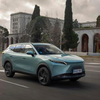 Základní benzinovou přeplňovanou šestnáctistovku s automatem a pohonem všech kol si přitom dovozce vyžádal speciálně pro český a slovenský trh, nikde jinde ji momentálně nekoupíte.