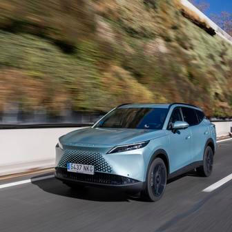 Plug-in hybrid má poháněná přední kola, ale také baterku, která stačí na dojezd až 90 km čistě na elektřinu.
