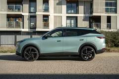 Navíc dobíjení je možné i na DC stojanech výkonem až 40 kW. Kromě toho má SUV i funkci V2L, uděláte z něj tak klidně pojízdnou powerbanku.