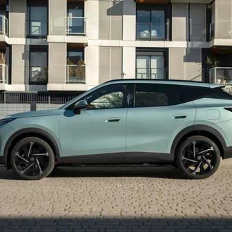 Navíc dobíjení je možné i na DC stojanech výkonem až 40 kW. Kromě toho má SUV i funkci V2L, uděláte z něj tak klidně pojízdnou powerbanku.