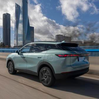 Designově Omoda 7 neurazí, standardem jsou třeba LED světla vpředu i vzadu nebo 19palcová litá kola. Při pohledu zezadu může SUV vzdáleně připomenout Range Rovery, podobně jako Jaecoo 7.