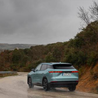 Základní akční cena je pro obě motorizace stejná: 799 tisíc korun. Plug-in hybrid zlevnil z ceníkové sumy dokonce o 230 tisíc korun.