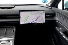 Auto má nový software se stejným čipem, jaký je i v moderních chytrých telefonech. Znát je to na rychlosti nebo plynulosti multimediálního systému. Samozřejmostí jsou bezdrátové funkce Apple CarPlay a Android Auto.