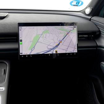 Auto má nový software se stejným čipem, jaký je i v moderních chytrých telefonech. Znát je to na rychlosti nebo plynulosti multimediálního systému. Samozřejmostí jsou bezdrátové funkce Apple CarPlay a Android Auto.