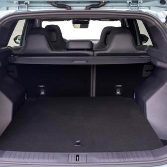 Kufr má v základu objem 614 litrů u benzinové čtyřkolky a 537 litrů u plug-in hybridu.