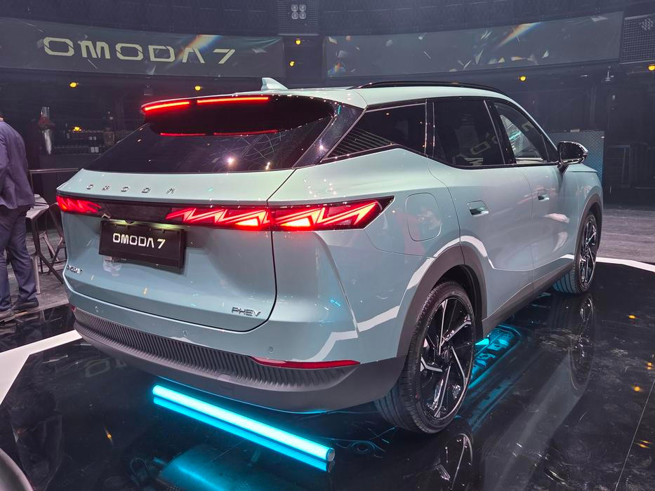 Velikostí je někde mezi Škodami Karoq a Kodiaq, blízko mu je rozměrově třeba Dacia Bigster. Tu ale Omoda překonává výbavou.
