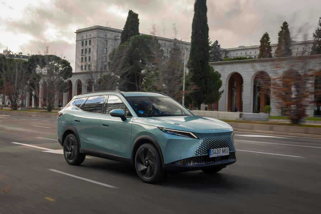 Základní benzinovou přeplňovanou šestnáctistovku s automatem a pohonem všech kol si přitom dovozce vyžádal speciálně pro český a slovenský trh, nikde jinde ji momentálně nekoupíte.