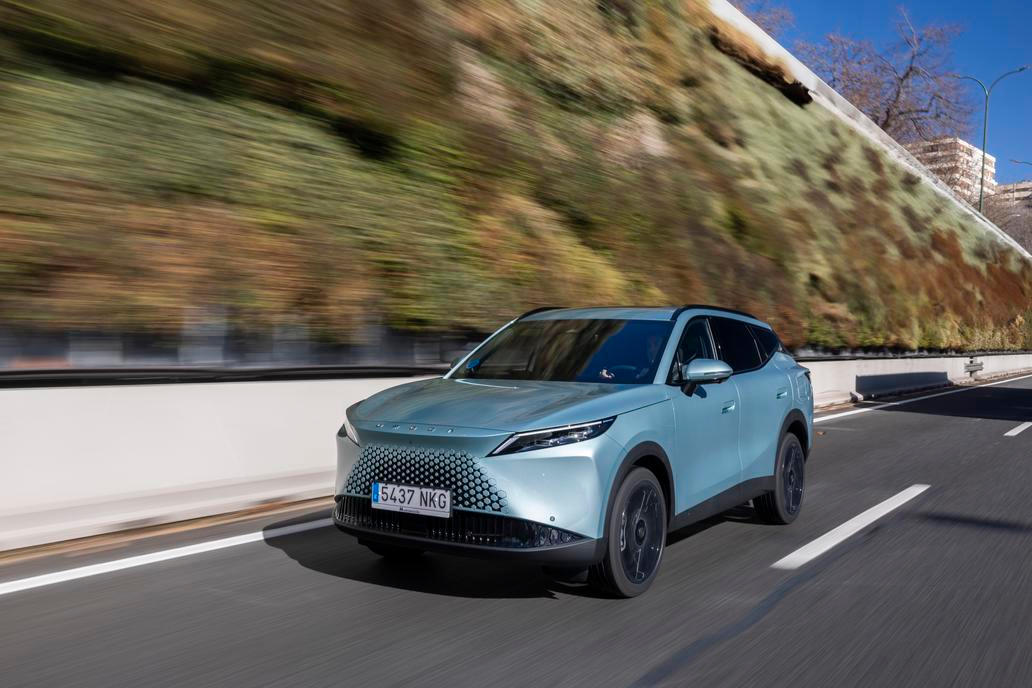 Plug-in hybrid má poháněná přední kola, ale také baterku, která stačí na dojezd až 90 km čistě na elektřinu.
