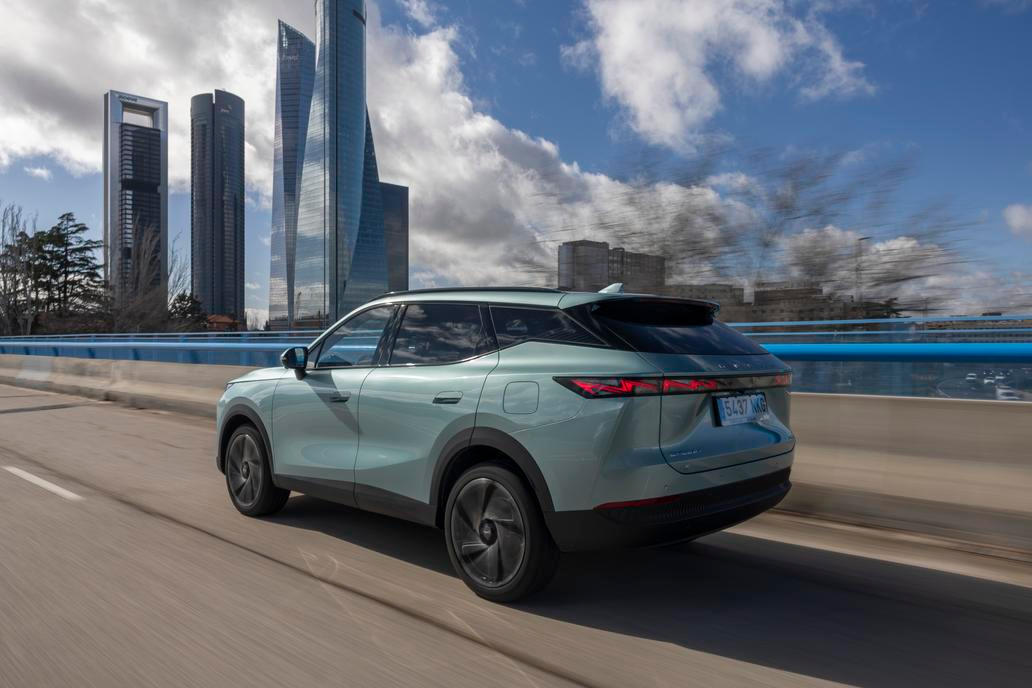 Designově Omoda 7 neurazí, standardem jsou třeba LED světla vpředu i vzadu nebo 19palcová litá kola. Při pohledu zezadu může SUV vzdáleně připomenout Range Rovery, podobně jako Jaecoo 7.
