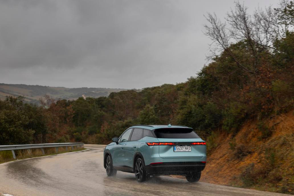 Základní akční cena je pro obě motorizace stejná: 799 tisíc korun. Plug-in hybrid zlevnil z ceníkové sumy dokonce o 230 tisíc korun.