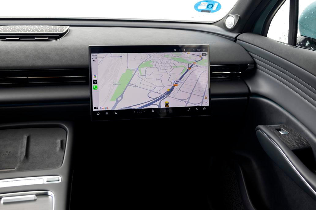 Auto má nový software se stejným čipem, jaký je i v moderních chytrých telefonech. Znát je to na rychlosti nebo plynulosti multimediálního systému. Samozřejmostí jsou bezdrátové funkce Apple CarPlay a Android Auto.