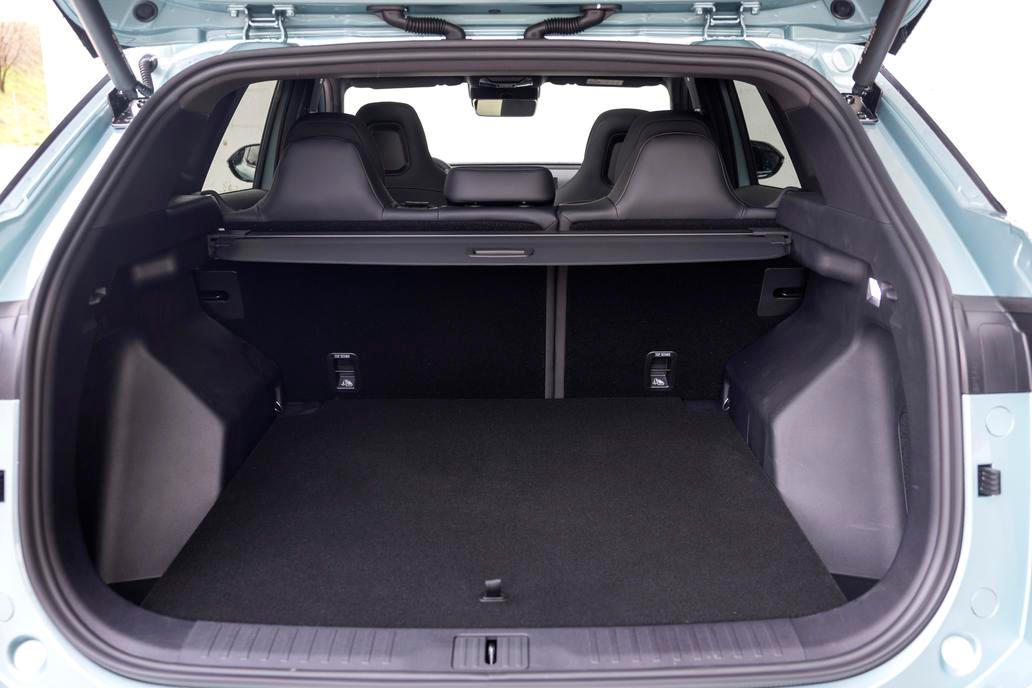 Kufr má v základu objem 614 litrů u benzinové čtyřkolky a 537 litrů u plug-in hybridu.