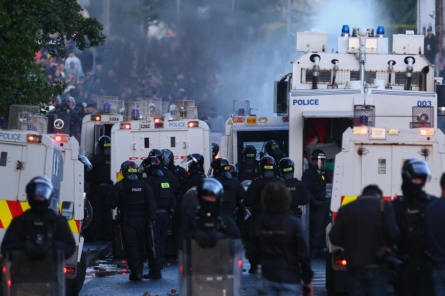 V Belfastu pokračovaly nepokoje, pod kotlem přitápěl i Musk. Policie nasadila vodní děla