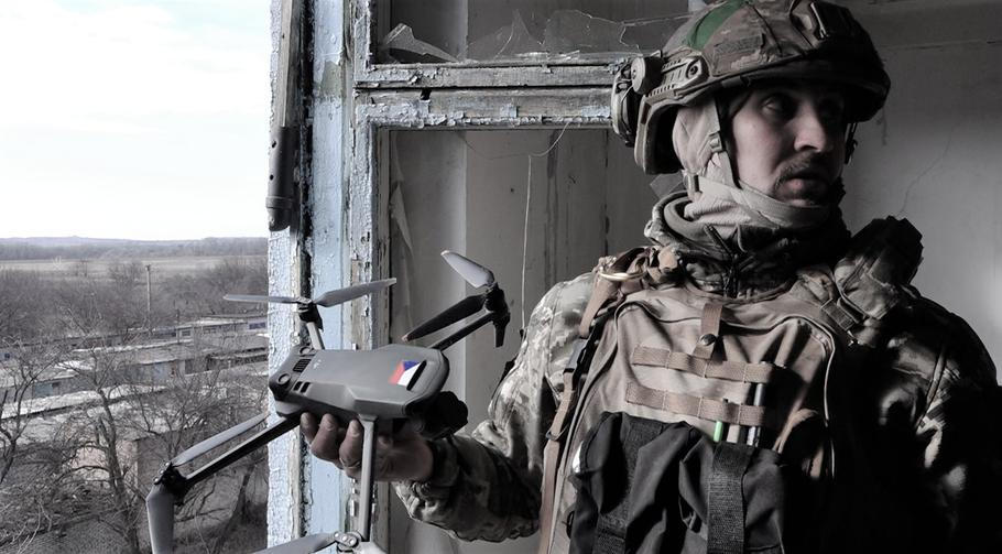 Viktor, který před válkou pracoval v ČR,  pouští dron z okna domu v Časiv Jaru. 2023