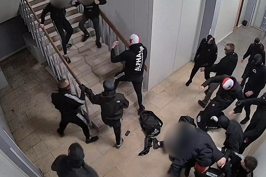 „Zázrak, že přežili.“ Policie hledá útočící fotbalové fanouš