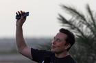 Firma, kterou vede miliardář Elon Musk (na snímku poblíž raketového komplexu SpaceX) a která se zaměřuje na raketovou techniku, satelitní síť Starlink a na rozvoj umělé inteligence (AI), hodlá prodejem akcií získat 75 miliard dolarů (1,57 bilionu korun). 