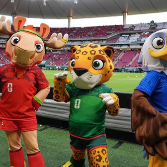 Maskoti šampionátu před zápasem MS 2026 Česko - Korea