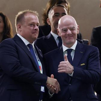 Předseda FAČR David Trunda a prezident FIFA Gianni Infantino v zápase MS 2026 Česko - Korea