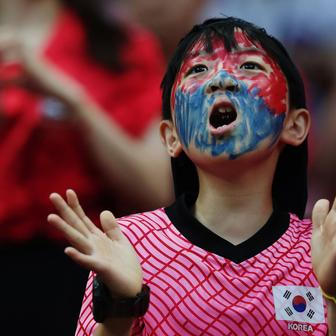 Malý korejský fanoušek před zápasem MS 2026 Česko - Korea