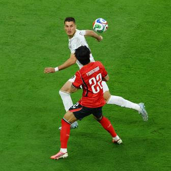 Patrik Schick a Sol Jong-u v zápase MS 2026 Česko - Korea