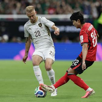 Jaroslav Zelený a Sol Jong-u v zápase MS 2026 Česko - Korea