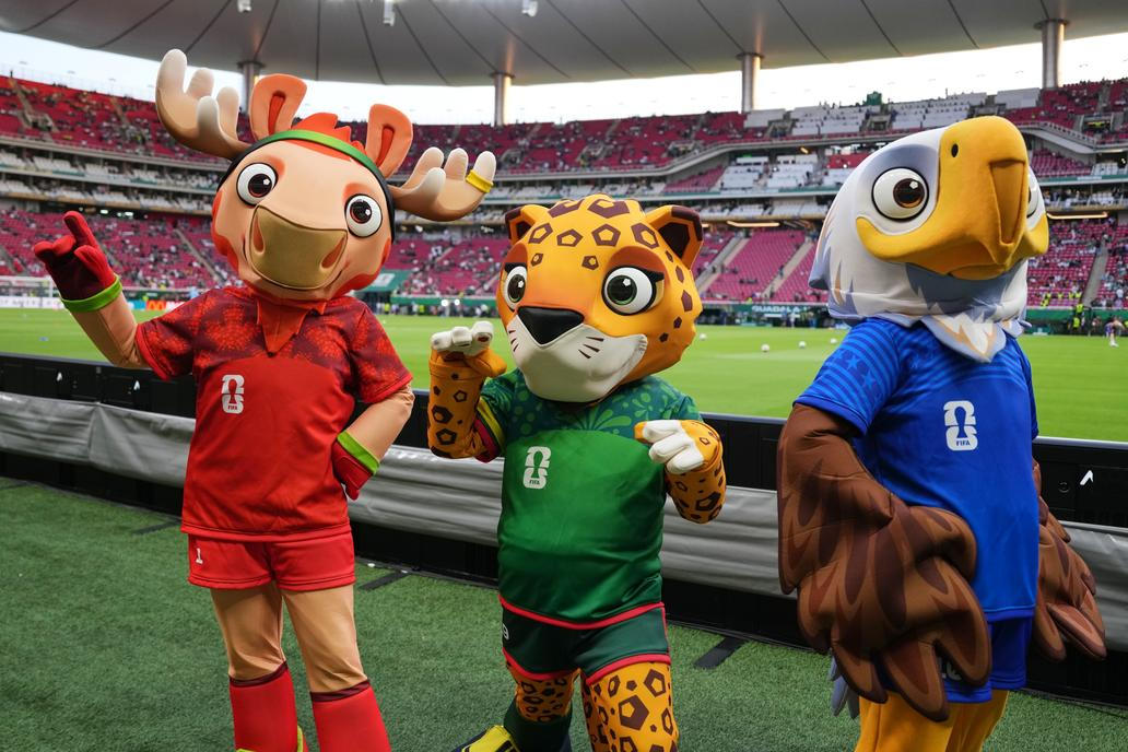 Maskoti šampionátu před zápasem MS 2026 Česko - Korea