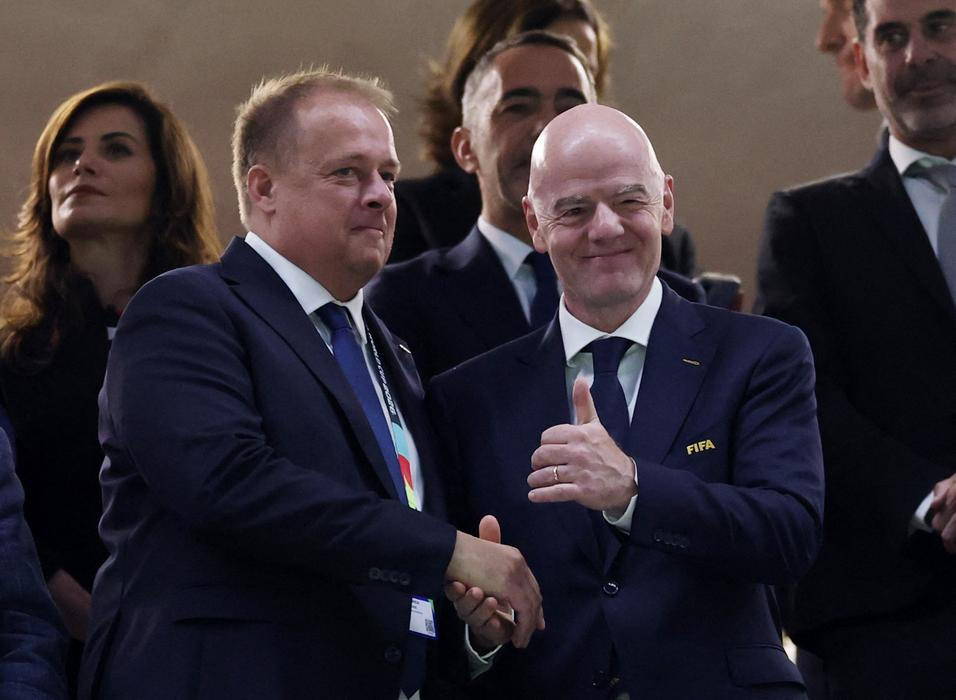 Předseda FAČR David Trunda a prezident FIFA Gianni Infantino v zápase MS 2026 Česko - Korea