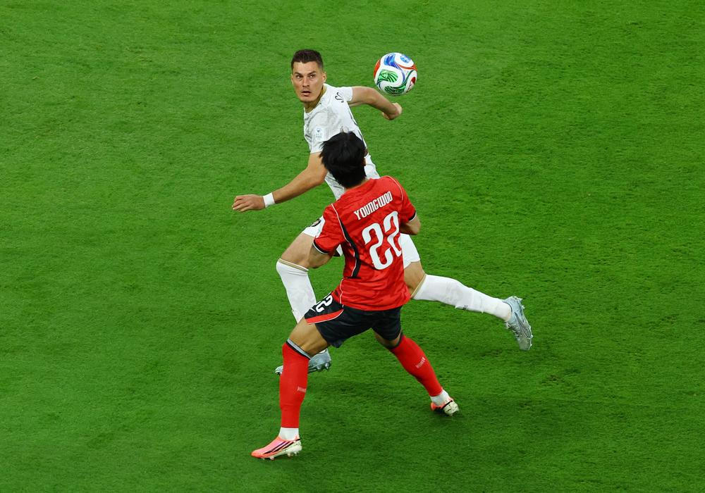 Patrik Schick a Sol Jong-u v zápase MS 2026 Česko - Korea