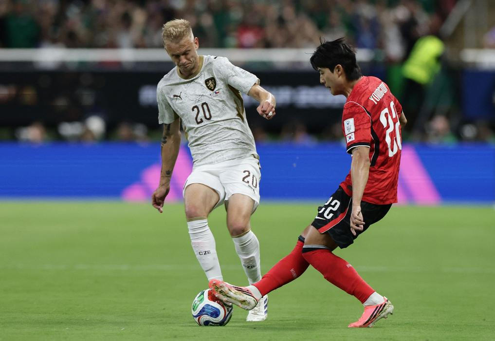 Jaroslav Zelený a Sol Jong-u v zápase MS 2026 Česko - Korea