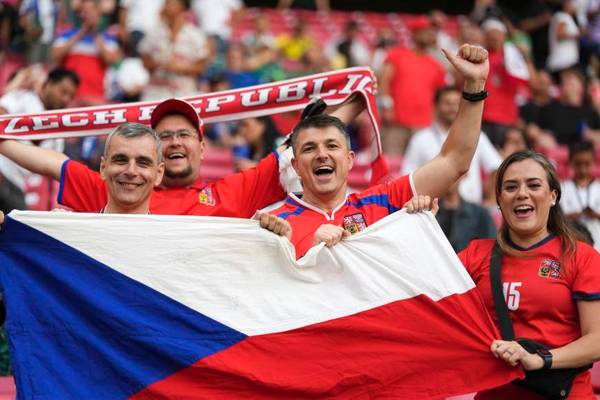 Fanoušci letěli 10 tisíc kilometrů, místo triumfu viděli české zklamání