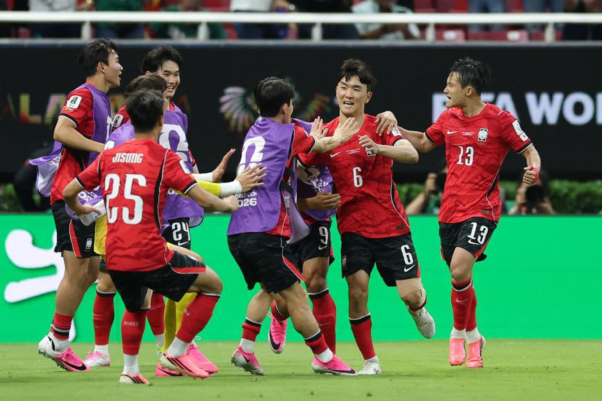 Česko - Korea 1:2. Sadílek měl v nastaveném čase na noze vyrovnání, ale neuspěl