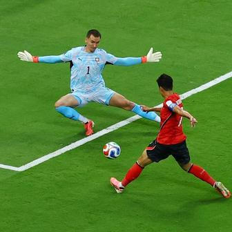 Matěj Kovář a Son Hung-min v zápase MS 2026 Česko - Korea