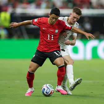 Hwang Hi-čchan a Štěpán Chaloupek v zápase MS 2026 Česko - Korea
