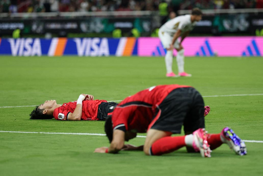 Vyčerpaní Korejci slaví vítězství v zápase MS 2026 Česko - Korea.
