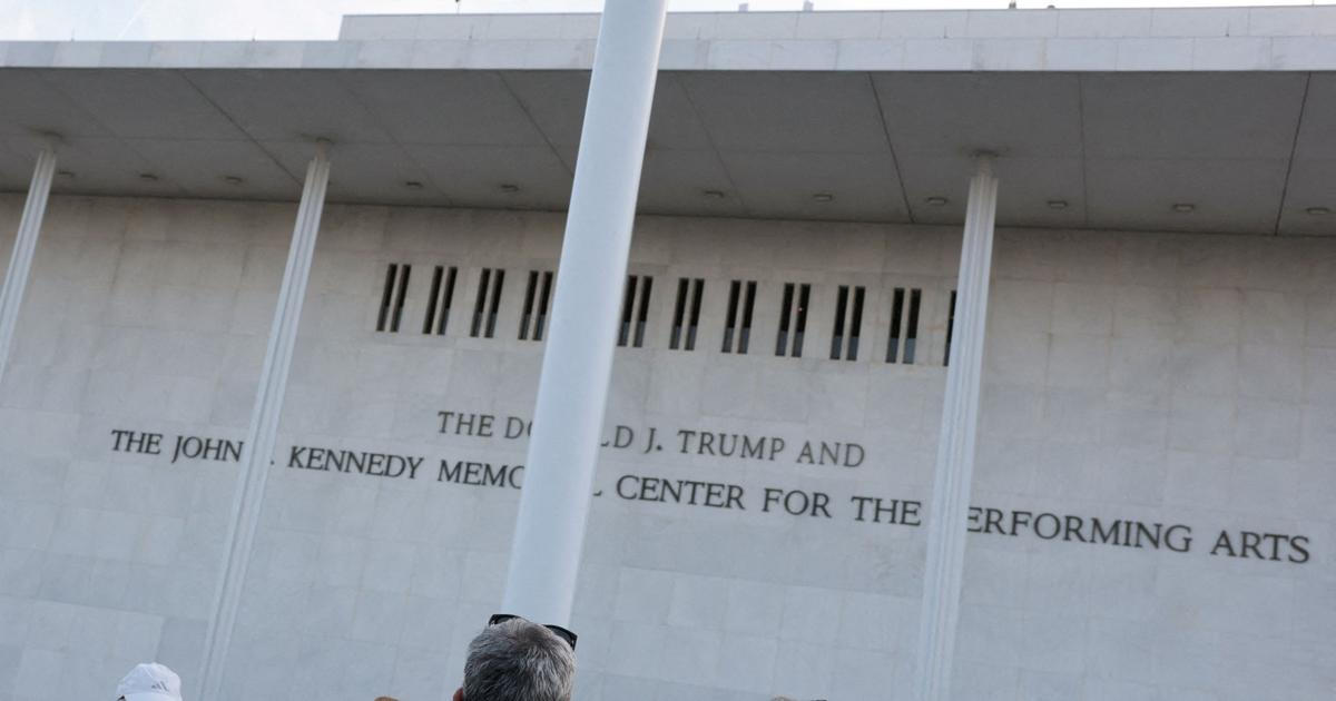 Soud nařídil odstranit z názvu Kennedyho centra Trumpovo jméno. Ten se ale nechce vzdát