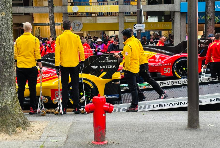 Ranní příjezd vozů Ferrari k Náměstí republiky vzbudil velký zájem lidí. Vždyť poslední tři ročníky 24h Le Mans patřily právě těmto vozům.