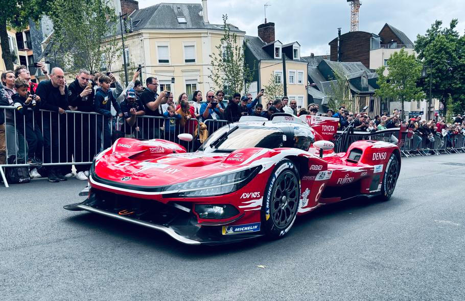 Toyota letos do Le Mans dorazila s novým modelem TR010 Hybrid. Hned během testovací neděle mělo jedno ze dvou vozidel těžkou nehodu, tréninky, kvalifikace i hyperpole pak ukázaly, že Japoncům jejich vůz moc dobře nejede.